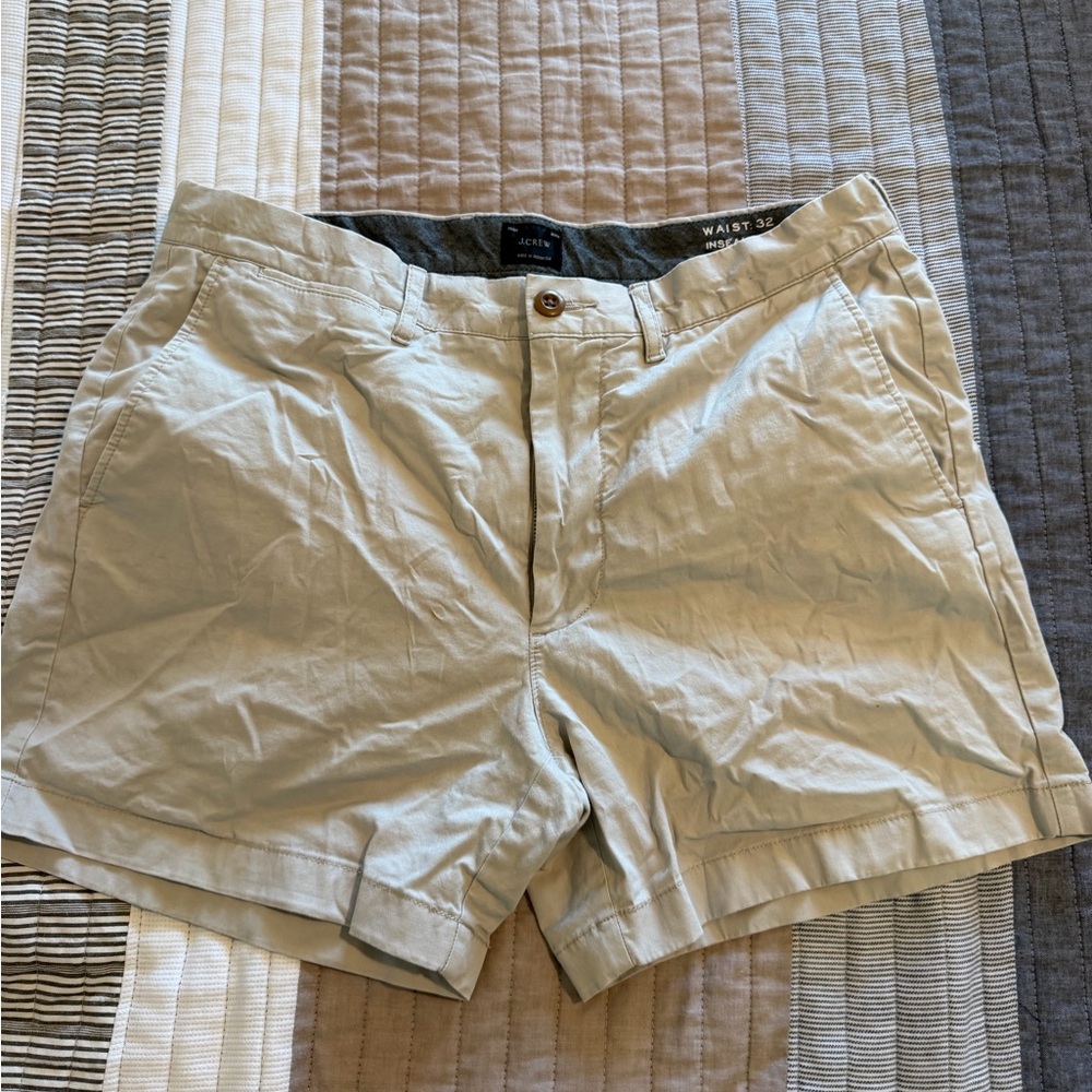 J. Crew Men’s Classic Stretch Chino Shorts in Khaki 5”
